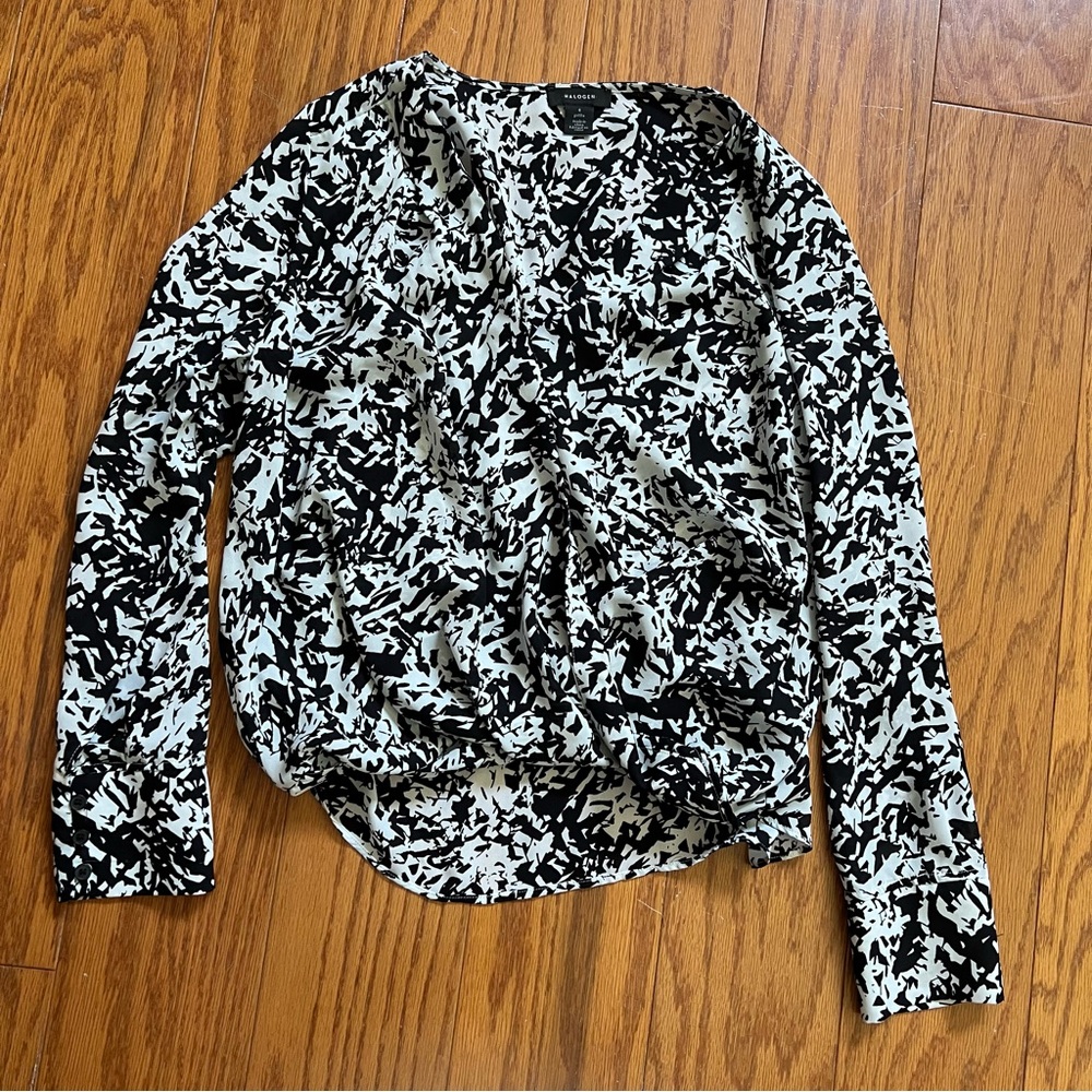 Stylish Black and White Women's Top shirt small s halogen v neck